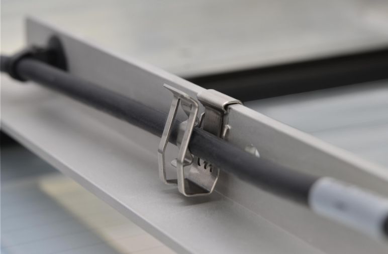 Aurinkopaneeleihin sopiva HellermannTyton EdgeClip