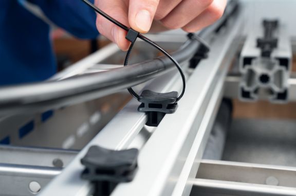 ACFM-nippusideankkurit asennetaan alumiiniprofiilien uraan