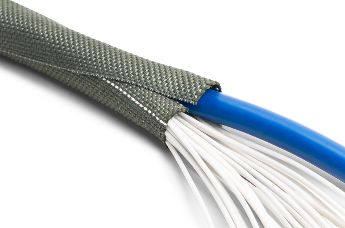 Korkean hankauskestävyyden omaava, avattava suojasukka ilmailu- ja avaruusteollisuuden sovelluksiin